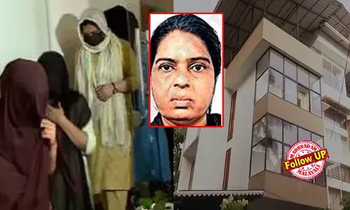 ഇടപാടുകാര്‍ക്കായി വല വീശിയത് വാട്‌സാപ്പ് ഗ്രൂപ്പുകള്‍ വഴി; സ്ഥിരം വരുന്നവരുടെ പരിചയക്കാരെ കൂടി ക്ഷണിച്ച് ഗ്രൂപ്പ് വലുതാക്കി; ലൊക്കേഷന്‍ കൈമാറിയാല്‍ ഫ്‌ളാറ്റിലെ കൗണ്ടറില്‍ എത്തി പണമടയ്ക്കണം; നടത്തിപ്പുകാരിക്ക് ദിവസം അരലക്ഷത്തിലേറെ വരുമാനം; മലാപ്പറമ്പ് പെണ്‍വാണിഭ സംഘം ഓപ്പറേറ്റ് ചെയ്തത് പ്രൊഫഷണല്‍ ശൈലിയില്‍