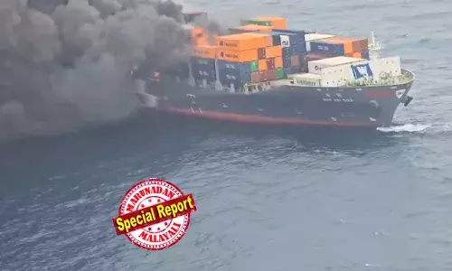 ഒരു കണ്ടെയ്‌നറില്‍ നിന്ന് മറ്റൊരു കണ്ടെയ്‌നറിലേക്ക് തീപടരുന്നത് നിയന്ത്രിക്കാനാകുന്നില്ല; സിംഗപ്പൂര്‍ കപ്പലിനെ പൂര്‍ണമായി തീ വിഴുങ്ങുന്നു; ദൃശ്യങ്ങള്‍ പുറത്തുവിട്ട് നാവികസേന; രക്ഷപ്പെട്ട ക്യാപ്റ്റന്‍ അടക്കം 18 ജീവനക്കാരെ ഐഎന്‍എസ് സൂറത്തില്‍ മംഗലാപുരം തുറമുഖത്ത് എത്തിക്കും; കാണാതായ നാലുപേര്‍ക്കായി തിരച്ചില്‍ തുടരുന്നു