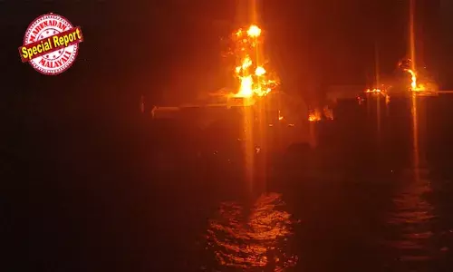 പുറംകടലില്‍ ചരക്കുകപ്പല്‍ പൂര്‍ണമായി കത്തിയമരുന്നു; കണ്ടെയ്നറുകള്‍ കടലിലേക്ക് വീഴുന്നു; അടുക്കാനാവാതെ കോസ്റ്റ് ഗാര്‍ഡ് കപ്പലുകള്‍; രക്ഷപ്പെടുത്തിയ 18 പേരുമായി ഐ എന്‍ എസ് സൂറത്ത് മംഗളുരുവില്‍; കത്തുന്ന കപ്പലിനെ ടഗ് ബോട്ട് ഉപയോഗിച്ച് ഉള്‍ക്കടലിലേക്ക് കൊണ്ടുപോകുമെന്ന് കോസ്റ്റ് ഗാര്‍ഡ്; അടുത്ത മൂന്നുദിവസത്തിനുള്ളില്‍ കണ്ടെയ്നറുകള്‍ കേരള തീരത്ത് അടിയുമെന്നും മുന്നറിയിപ്പ്