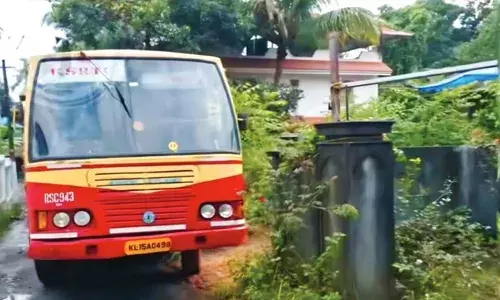 ദിശാബോര്‍ഡ് നോക്കി വഴിതെറ്റിയ കെഎസ്ആര്‍ടിസി ബസ് ഇടവഴിയില്‍ കുരുങ്ങി; പുറത്ത് കടത്തിയത് സമീപത്തെ വീടുകളുടെ മതില്‍ പൊളിച്ച്