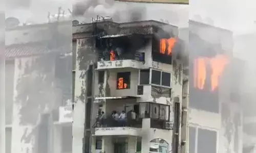 ഡല്‍ഹിയില്‍ ദ്വാരകയിലെ ഭവനസമുച്ചയത്തില്‍ വന്‍തീപിടിത്തം; രക്ഷപ്പെടാനായി എട്ടാം നിലയില്‍ നിന്ന് ചാടിയ ഒരു കുടുംബത്തിലെ രണ്ടുകുട്ടികള്‍ അടക്കം മൂന്നുപേര്‍ മരിച്ചു; തീയണയ്ക്കാന്‍ ശ്രമം തുടരുന്നു