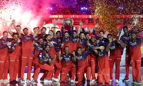 ഐപിഎല്‍ കിരീടത്തില്‍ മുത്തമിട്ട് ഒരാഴ്ച പിന്നിടും മുമ്പേ ആര്‍സിബിയെ വിറ്റൊഴിയാന്‍ ആലോചിച്ച് ഉടമകളായ ഡിയാജിയോ; ഓഹരി വില ഉയര്‍ന്നത് മുതലാക്കാന്‍ ബ്രിട്ടീഷ് മദ്യക്കമ്പനി; 16,834 കോടി വിലയിട്ടതായി ബ്ലൂംബര്‍ഗ് റിപ്പോര്‍ട്ട്; ആര്‍സിബി വില്‍പ്പനയ്ക്ക് വയ്ക്കാന്‍ മറ്റൊരു കാരണവും