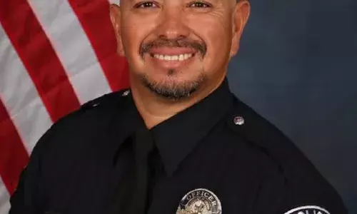 അരിസോണയില് ഡ്യൂട്ടിക്കിടെ മുഖത്ത് വെടിയേറ്റ് പോലീസ് ഉദ്യോഗസ്ഥന് മരിച്ചു അരിസോണയില് ഡ്യൂട്ടിക്കിടെ മുഖത്ത് വെടിയേറ്റ് പോലീസ് ഉദ്യോഗസ്ഥന് മരിച്ചു