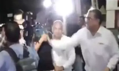 ഹണിമൂണ്‍ കൊലപാതകം: പ്രതിയെ എയര്‍പോര്‍ട്ടില്‍ വെച്ച് മുഖത്തടിച്ച് യാത്രക്കാരന്‍; സംഭവം ഇന്‍ഡോര്‍ വിമാനത്താവളത്തില്‍; വൈറലായി വീഡിയോ