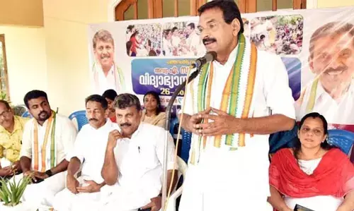 കാല്‍നൂറ്റാണ്ട് പിന്നിട്ട് ഈ ജനപ്രതിനിധിയുടെ കരുതല്‍; കുട്ടികള്‍ക്ക് തുണയാകുന്നത് 26ാം വര്‍ഷം; മുടങ്ങാതെ പഠനോപകരണങ്ങള്‍ നല്‍കി  പത്തനംതിട്ട മുന്‍ നഗരസഭ ചെയര്‍മാന്‍ എ. സുരേഷ്‌കുമാര്‍