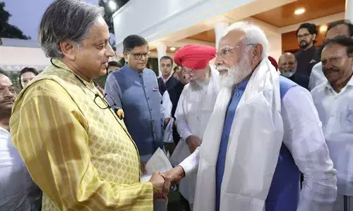 സര്‍വകക്ഷി വിദേശ പ്രതിനിധി സംഘത്തില്‍ തങ്ങള്‍ ഒഴിവാക്കിയ ശശി തരൂര്‍ അടക്കമുളളവരെ ഉള്‍പ്പെടുത്തിയതില്‍ ആദ്യമേ ഉടക്ക്; മടങ്ങി എത്തിയവര്‍ പ്രധാനമന്ത്രിയെ കണ്ടതിന് പിന്നാലെ പാര്‍ട്ടി നോമിനി ആനന്ദ ശര്‍മ്മയെ മാത്രം വിളിച്ചുവരുത്തി കാര്യങ്ങള്‍ തിരക്കി; പാര്‍ട്ടിയെ വെട്ടിലാക്കുന്ന പ്രസ്താവന നടത്തരുതെന്നും പ്രതിനിധികള്‍ക്ക് നിര്‍ദ്ദേശം; ചിറ്റമ്മ നയം പിന്തുടര്‍ന്ന് ഹൈക്കമാന്‍ഡ്