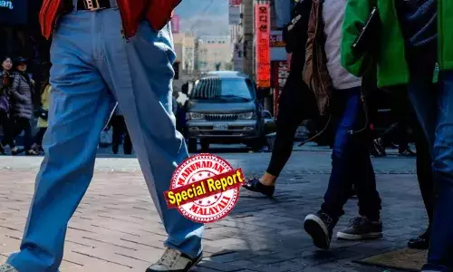 തമാശയ്ക്കായി യുവാവിന്റെ പാന്റ് വലിച്ചൂരി; അബദ്ധത്തില്‍ അടിവസ്ത്രം കൂടി ഊരിപ്പോന്നു; സഹപ്രവര്‍ത്തകര്‍ക്ക് മുന്നില്‍ നഗ്നനായി നാണം കെട്ടുപോയെന്ന് യുവാവിന്റെ പരാതി; 50 കാരിക്ക് പിഴയിട്ട് കോടതി; കാലുപിടിച്ചിട്ടും ശിക്ഷയില്‍ നിന്ന് രക്ഷയില്ല