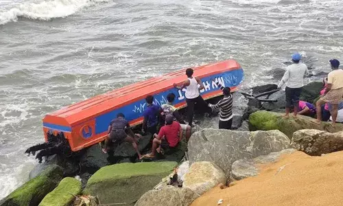 മുതലപ്പൊഴിയില്‍ വീണ്ടും അപകടം; വള്ളം തലകീഴായി മറിഞ്ഞ് രണ്ടു പേര്‍ക്ക് പരിക്ക്