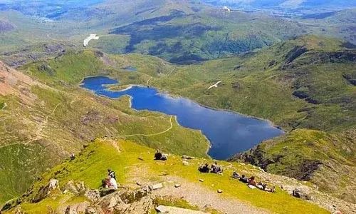 ബ്രിട്ടനിലെ സ്‌നോഡോണിയയിലെ തണുപ്പില്‍ നീന്തിയ രണ്ടു സ്ത്രീകള്‍ മരവിച്ച് മരിച്ചു; പോലീസ് അന്വേഷണം തുടങ്ങി