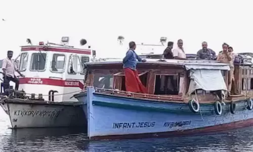 ബോട്ടിന്റെ ഷാഫ്റ്റ് ഒടിഞ്ഞ് അപകടം; നിയന്ത്രണംതെറ്റി മണിക്കൂറുകൾ കായലിലൂടെ ഒഴുകി പോയി; രക്ഷപ്പെട്ടത് തലനാരിഴയ്ക്ക്