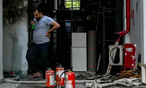 താഴെത്തെ നിലയിൽ കറുത്ത പുക; പരിഭ്രാന്തിയിൽ ആളുകൾ ഇറങ്ങിയോടി; ജനല്‍ തകര്‍ത്ത് രക്ഷപ്പെട്ട രണ്ടുപേർക്ക് പരിക്ക്; നോയിഡയിലെ സ്വകാര്യ ആശുപത്രിയില്‍ തീപിടിത്തം; ആളപായമില്ല