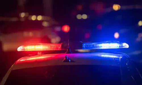 പരിക്കേറ്റ പെണ്‍കുട്ടിയെ കാറില്‍ കയറ്റി; രക്ഷിതാക്കള്‍ അന്വേഷിച്ചപ്പോള്‍ ആശുപത്രിയില്‍ എത്തിയില്ല; കുട്ടി കാറില്‍ മരിച്ച നിലയില്‍