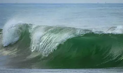 തീരപ്രദേശങ്ങളില്‍ കടലാക്രമണസാധ്യതയുണ്ടെന്ന് മുന്നറിയിപ്പ്; മൂന്ന് ജില്ലകളില്‍ റെഡും ആറ് ജില്ലകളില്‍ ഓറഞ്ചും അലേര്‍ട്ടുകള്‍ പ്രഖ്യാപിച്ചു; മത്സ്യത്തൊഴിലാളികളും തീരദേശവാസികളും അതീവ ജാഗ്രത പാലിക്കാന്‍ നിര്‍ദ്ദേശം