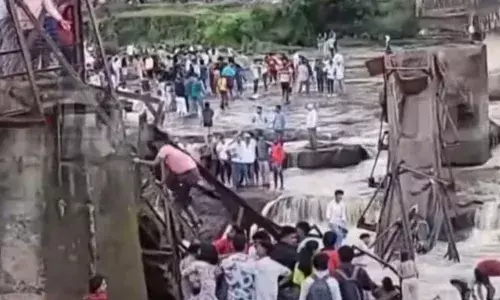 പാലത്തില്‍ നിന്നുകൊണ്ട് പ്രകൃതിഭംഗി ആസ്വദിച്ചുകൊണ്ടിരിക്കെ അപകടം; ഇന്ദ്രായണി നദിക്ക് കുറുകെയുള്ള പാലം തകര്‍ന്നുവീണ് ആറുപേര്‍ മരിച്ചു; വിനോദസഞ്ചാരികള്‍ ഒഴുക്കില്‍പ്പെട്ടു