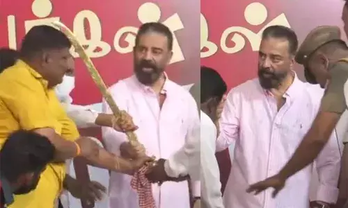 യോഗത്തില്‍ വാളുമാിയ ചിത്രമെടുക്കാന്‍ ആവശ്യപ്പെട്ട് ആരാധകന്‍; ദേഷ്യപ്പെട്ട് കമല്‍ഹാസന്‍
