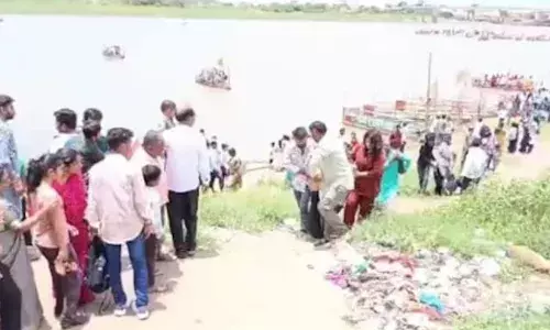 ക്ഷേത്ര ദർശനത്തിന് മുമ്പ് പുണ്യസ്നാനത്തിനായ് നദിയിലിറങ്ങി; ജലനിരപ്പ് പെട്ടെന്ന് ഉയർന്നതോടെ യുവാക്കൾ ഒഴുക്കിൽപ്പെട്ടു; ഒരു കുടുംബത്തിലെ അഞ്ച് യുവാക്കൾക്ക് ദാരുണാന്ത്യം