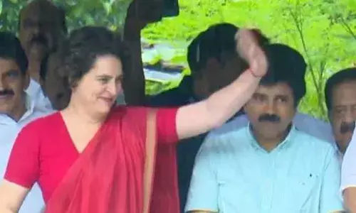 തെരഞ്ഞെടുപ്പ് അടുക്കുമ്പോഴല്ല പെന്‍ഷന്‍ നല്‍കേണ്ടത്; കൃത്യസമയത്ത് വിതരണം ചെയ്യണം; സര്‍ക്കാറിന് അതില്‍ ഉത്തരവാദിത്തമുണ്ട്; നിലമ്പൂരിലെ റോഡ്‌ഷോക്കിടെ സംസ്ഥാന സര്‍ക്കാറിനെതിരെ വിമര്‍ശനവുമായി പ്രിയങ്ക ഗാന്ധി