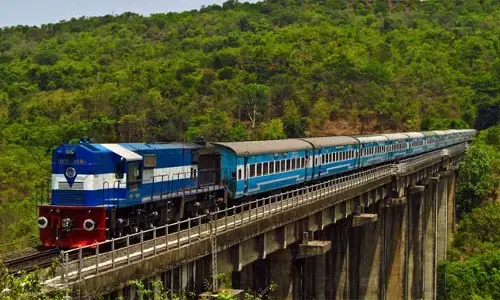 മഴ കനത്തു: കൊങ്കണ്‍ വഴിയുള്ള ട്രെയിനുകളുടെ സമയം മാറ്റി, പുതിയ സമയക്രമം ഇങ്ങനെ