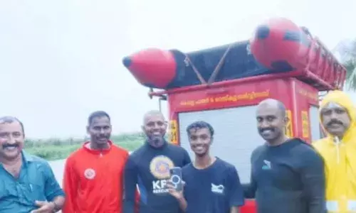 സെൽഫിയെടുക്കുന്നതിനിടെ പുത്തൻ ഐഫോൺ ഇറിഗേഷൻ കനാലിൽ വീണു; ഫയർഫോഴ്‌സെത്തി ഫോൺ മുങ്ങിയെടുത്തു; ഫലം കണ്ടത് രണ്ട് മണിക്കൂർ നേരത്തെ പരിശ്രമം