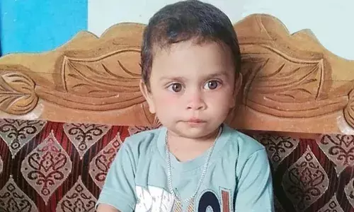 ബുള്ളറ്റ് ഓട്ടോറിക്ഷയിലേക്ക് ഇടിച്ചുകയറി;അമ്മയുടെ കയ്യില്‍ നിന്നും തെറിച്ചു വീണ് ഒരു വയസ്സുകാരന് ദാരുണാന്ത്യം