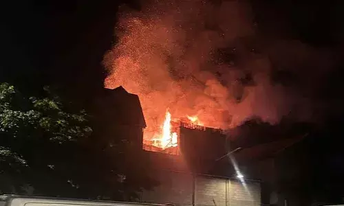 നാല് നില കെട്ടിടത്തിന് തീപിടിച്ച് ഒരു മരണം; എട്ടുവയസ്സുള്ള ഒരു പെണ്‍കുട്ടിക്ക് പരിക്കേറ്റു