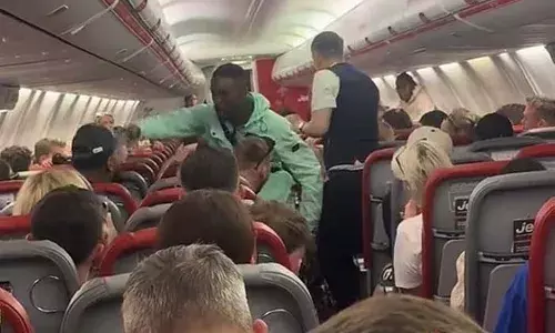 ബിര്‍മ്മിംഗ്ഹാമില്‍ നിന്നും പുറപ്പെട്ട വിമാനത്തില്‍ കയ്യാങ്കളി;  വോഡ്ക കുടിച്ച യാത്രക്കാരന്‍ വസ്ത്രങ്ങള്‍ വലിച്ചെറിഞ്ഞു