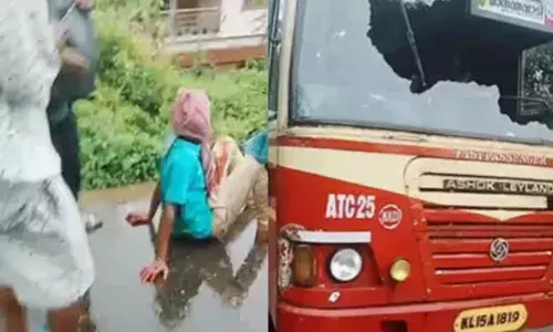 മാനന്തവാടിയിലേക്ക് കുതിച്ച കെഎസ്ആർടിസി ബസ്; പൊടുന്നനെ മുൻ സീറ്റിൽ നിന്നും നിലവിളി ശബ്ദം; ചില്ല് തകർത്ത് യുവാവിന്റെ സിനിമ സ്റ്റൈൽ എടുത്തുചാട്ടം; തലയ്ക്ക് ഗുരുതര പരിക്ക്; കാരണം വ്യക്തമല്ല
