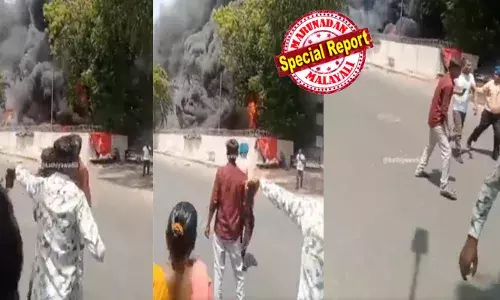 പിന്നില്‍ കനത്ത പുകയും തീഗോളമായി മാറിയ വിമാനവും; വെള്ള ടീ ഷര്‍ട്ട് ധരിച്ച് ഇടതുകയ്യില്‍ മൊബൈലും പിടിച്ച് നടന്നടുക്കുന്ന വിശ്വാസ് കുമാര്‍ രമേഷ്; വിമാനം പൊട്ടിത്തെറിച്ചെന്ന്  വിളിച്ചുപറയുന്ന ഓടിക്കൂടിയവര്‍; 11 എ സീറ്റുകാരന്‍ രക്ഷപ്പെട്ട ഞെട്ടിപ്പിക്കുന്ന പുതിയ വീഡിയോ പുറത്ത്