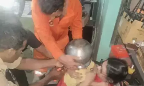 ചെറിയ കൈയ്യബദ്ധം...നാറ്റിക്കരുത്; വീട്ടിൽ ഓടി കളിക്കുന്നതിനിടെ ഒന്നര വയസുകാരിയുടെ അതിരുവിട്ട കുസൃതി; തലയിൽ കുടുങ്ങിയത് കലം; ഒടുവിൽ രക്ഷകരായി ഫയർഫോഴ്സ്