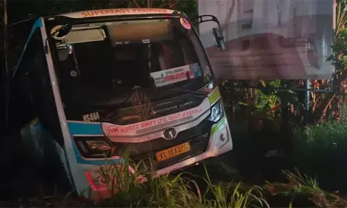 നിർത്തിയിട്ടിരുന്ന കെ.എസ്.ആർ.ടി.സി സ്വിഫ്റ്റ് ബസ് തനിയെ ഉരുണ്ടിറങ്ങി; പിന്നാലെ ചതുപ്പിൽ ഇടിച്ചു നിന്നു; യാത്രക്കാരി രക്ഷപ്പെട്ടത് അത്ഭുതകരമായി