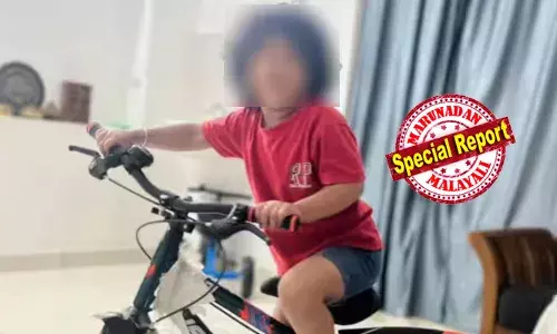 വീട്ടിലെ സിറ്റൗട്ടില്‍ കളിച്ചുകൊണ്ടിരിക്കെ മൂന്നര വയസ്സുകാരിയെ കാണാതായെന്ന് സംശയം; ഓടിയെത്തി പോലീസും നാട്ടുകാരും ചാനലുകളും; പരിസരമാകെ അരിച്ചു പെറുക്കി; ഗേറ്റ് തുറന്ന് കുട്ടി പോകാന്‍ സാധ്യത കുറവാണെന്ന വിലയിരുത്തലില്‍ അയല്‍ക്കാരി നടത്തിയ ഇടപെടല്‍ നിര്‍ണ്ണായകമായി; കിടപ്പുമുറിയിലെ തുണിക്കുള്ളില്‍ ആ കുട്ടി സുഖമായി ഉറക്കത്തിലായിരുന്നു; ചാനലുകളുടെ ലൈവ് ആശങ്കകള്‍ക്കിടയില്‍ ആശ്വാസവാര്‍ത്ത: വയനാട്ടലിലെ കാണാതാകല്‍ ആശ്വാസചിരി പടര്‍ത്തിയപ്പോള്‍