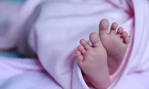 നവജാതശിശുവിന്റെ മൂന്നു ദിവസം പഴക്കമുള്ള മൃതദേഹം കണ്ടെത്തി; പ്രസവിച്ചത് അവിവാഹിത; ചികില്‍സ തേടി ആശുപത്രിയിലെത്തിയത് രഹസ്യം വെളിച്ചത്താക്കി