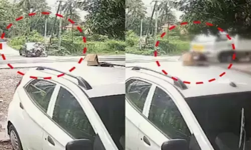 കാറിനെ ഓവർടേക് ചെയ്യാൻ ശ്രമിക്കുന്നതിനിടെ അപകടം; ഇടിയുടെ ആഘാതത്തിൽ ലോറിക്കടിയിൽ പെട്ട് ജീവൻ; മകനൊപ്പം ബൈക്കില്‍ യാത്ര ചെയ്ത വീട്ടമ്മയ്ക്ക് ദാരുണാന്ത്യം; സംഭവം പാലക്കാട്