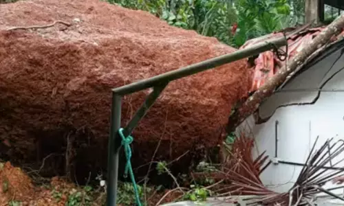 കുന്നിൽ ശക്തമായ മണ്ണിടിച്ചിൽ; പൊടുന്നനെ ഉഗ്ര ശബ്ദം; പരിഭ്രാന്തിയിൽ നാട്ടുകാർ; കെട്ടിടത്തിന് മുകളിലേക്ക് അട‍ർന്നു വീണത് കൂറ്റന്‍ പാറക്കല്ല്; ഒഴിവായത് വൻ അപകടം