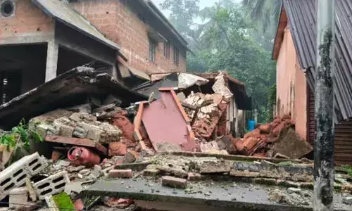 ചുമരും മേല്‍ക്കൂരയുമടക്കം ഇരുനില വീട് ഇടിഞ്ഞുപൊളിഞ്ഞ് വീണു; വീട്ടുകാര്‍ രക്ഷപ്പെട്ടത് തലനാരിഴയ്ക്ക്