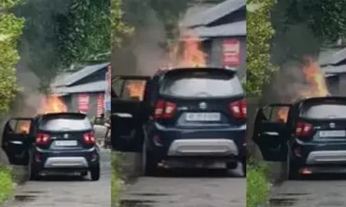 തുറവൂരില്‍ റോഡില്‍ നിര്‍ത്തിയിട്ടിരുന്ന കാറിന് തീപിടിച്ചു; ഇറങ്ങി ഓടിയ യാത്രക്കാര്‍ രക്ഷപ്പെട്ടത് തലനാരിഴയക്ക്: കത്തി നശിച്ചത് ആറു മാസം മുന്‍പ് വാങ്ങിയ കാര്‍