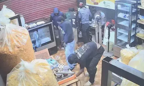 നാട്ടിലിത്രയ്ക്ക് ദാരിദ്ര്യമോ? ഒരു ബേക്കറി കൊള്ളയടിക്കാന്‍ വന്നത് അഞ്ചു പേര്‍; ആകെ കിട്ടിയത് അയ്യായിരം രൂപ; മാസ്‌കില്ലാത്ത മോഷ്ടാവ് പെട്ടു; സംഭവം തിരുമൂലപുരത്തെ ബേക്കറിയില്‍ മോഷണം