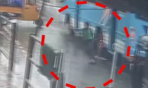 ബസിലേക്ക് കയറുന്നതിനിടെ ഡോർ അടഞ്ഞു; റോഡിൽ തെറിച്ചുവീണ് വിദ്യാർത്ഥിക്ക് പരിക്ക്; കുട്ടി വീണിട്ടും നിർത്താതെ പോയെന്ന് നാട്ടുകാർ; രക്ഷപ്പെട്ടത് തലനാരിഴയ്ക്ക്