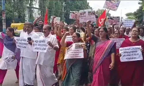 വീണ്ടും തെരുവ് നായയുടെ ആക്രമണം: പതിനൊന്ന് പേര്‍ക്ക് കടിയേറ്റു; കണ്ണൂര്‍ കോര്‍പറേഷന്‍ കൗണ്‍സില്‍ യോഗം പ്രതിപക്ഷം ബഹിഷ്‌കരിച്ചു; പുറത്ത് എല്‍.ഡി.എഫ് - ബി.ജെ.പി പ്രതിഷേധം