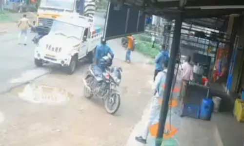 ടിപ്പറിനെ ഓവര്‍ടേക്ക് ചെയ്യാൻ ശ്രമിക്കുന്നതിനിടെ അപകടം; നിയന്ത്രണം തെറ്റിയ ബൈക്ക് റോഡിൽ വീണു; യുവാക്കൾക്ക് പരിക്ക്; ആശുപത്രിയിൽ പ്രവേശിപ്പിച്ചു