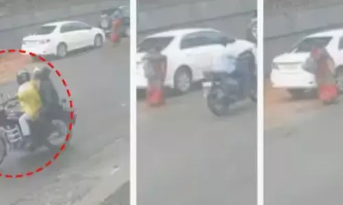 സ്ത്രീ റോഡ് ക്രോസ് ചെയ്യാൻ നിൽക്കുന്നത് ശ്രദ്ധിച്ചു; തിരിച്ച് അടുത്തെത്തി മാല പൊട്ടിച്ചെടുത്ത് കൂളായി പോക്ക്; എല്ലാം നടന്നത് ഒരൊറ്റ മിനിറ്റിൽ; പ്രതികൾക്കായി തിരച്ചിൽ ഊർജിതം