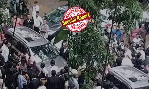 അഭിഭാഷകന്റെ കോട്ടില്‍ പിടിച്ച് വലിച്ച് തള്ളി... പിന്നെ കൂട്ടയടി...; കൊല്ലം സിവില്‍ സ്റ്റേഷന്‍ വളപ്പില്‍ വാഹനം പാര്‍ക്ക് ചെയ്തതിനെ ചൊല്ലി തര്‍ക്കത്തിന് പിന്നാലെ കയ്യാങ്കളി;  പള്ളിക്കല്‍ സ്വദേശിയായ യുവാവിനും ബന്ധുവായ യുവതിക്കും അഭിഭാഷകനും പരിക്ക്