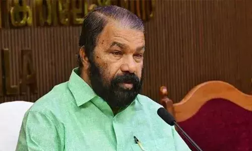 കാവിക്കൊടിയേന്തിയ ഭാരതാംബയുടെ ചിത്രം: സ്‌കൗട്ട് ആന്‍ഡ് ഗൈഡ് സര്‍ട്ടിഫിക്കറ്റ് വിതരണ ചടങ്ങ് മന്ത്രി ശിവന്‍കുട്ടി ബഹിഷ്‌കരിച്ചു; രാജ്ഭവനില്‍ വീണ്ടും ഭാരതാംബ ചിത്രവിവാദം