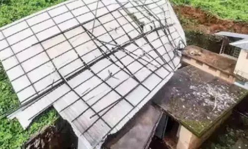 പരിസരത്ത് ശക്തമായ കാറ്റും മഴയും; പിന്നാലെ സ്‌കൂൾ കെട്ടിടത്തിന്റെ മേൽക്കൂര തകർന്നുവീണു; വ്യാപക നാശനഷ്ടം; ഒഴിവായത് വൻ ദുരന്തം