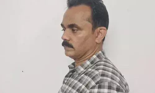 വിദ്യാര്‍ഥിനിയെ ചേംബറിലും തലശേരിയിലെ ലോഡ്ജിലും വിളിച്ചുവരുത്തി പീഡിപ്പിച്ചെന്ന് പരാതി; കണ്ണൂര്‍ സര്‍വകലാശാല അദ്ധ്യാപകന്‍ അറസ്റ്റില്‍