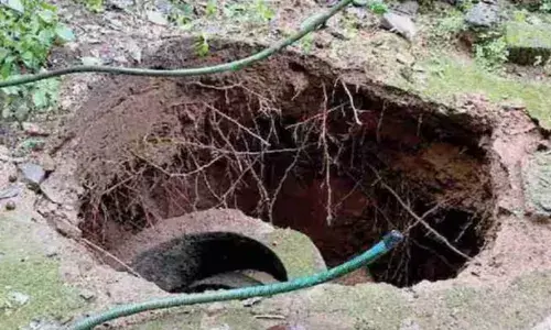 പുറത്ത് ശക്തമായ മഴ; പെട്ടെന്ന് വലിയ ശബ്ദം; വീട്ടുകാർ നോക്കിയപ്പോൾ കിണർ മണ്ണിനടിയിൽ; സമീപത്ത് വലിയൊരു ഗർത്തവും; സ്ഥലം അപകട ഭീഷണിയിൽ