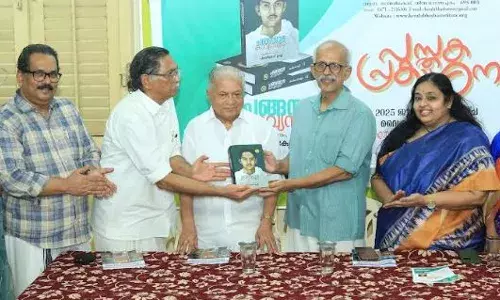 ചങ്ങമ്പുഴയുടെ എഴുപത്തി ഏഴാമത് ഓര്മദിനത്തില് ചങ്ങമ്പുഴ കാവ്യസുധ പുസ്തകം കവി മധുസൂദനന് നായര് പ്രകാശനം ചെയ്തു ചങ്ങമ്പുഴയുടെ എഴുപത്തി ഏഴാമത് ഓര്മദിനത്തില് ചങ്ങമ്പുഴ കാവ്യസുധ പുസ്തകം കവി മധുസൂദനന് നായര് പ്രകാശനം ചെയ്തു