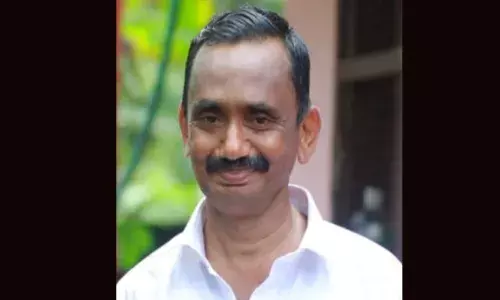 കടുത്തുരുത്തിയില്‍ സ്വകാര്യ ബസിടിച്ച് സ്‌കൂട്ടര്‍ യാത്രക്കാരന് ദാരുണാന്ത്യം; വൈക്കം റൂട്ടില്‍ സര്‍വീസ് നടത്തുന്ന സ്വകാര്യ ബസ് ഇടിച്ചു മരിച്ചത് പൂഴിക്കോല്‍ സ്വദേശി