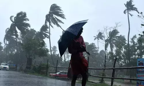 പടിഞ്ഞാറന്‍ കാറ്റ് ശക്തമായി തുടരുന്നു; ഒറ്റപ്പെട്ട ശക്തമായ മഴയ്ക്ക് സാധ്യത