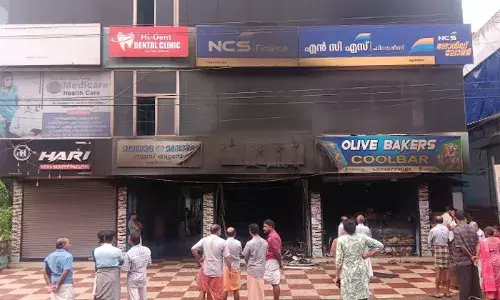 പത്തനംതിട്ട തണ്ണിത്തോട്ടില്‍ വന്‍ തീ പിടുത്തം: രണ്ടു കടകള്‍ കത്തി നശിച്ചു; കെട്ടിടത്തിന് മുന്നില്‍ പാര്‍ക്ക് ചെയ്തിരുന്ന കാറിനും കേടുപാട്;   എല്‍പിജി സിലിണ്ടര്‍ പൊട്ടിത്തെറിക്കാതെ കാത്ത് അഗ്‌നിരക്ഷാ സേന